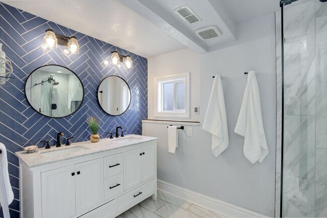 Building Photo - 4 Bed | 2 Bath | Spacious Backyard | Prime...