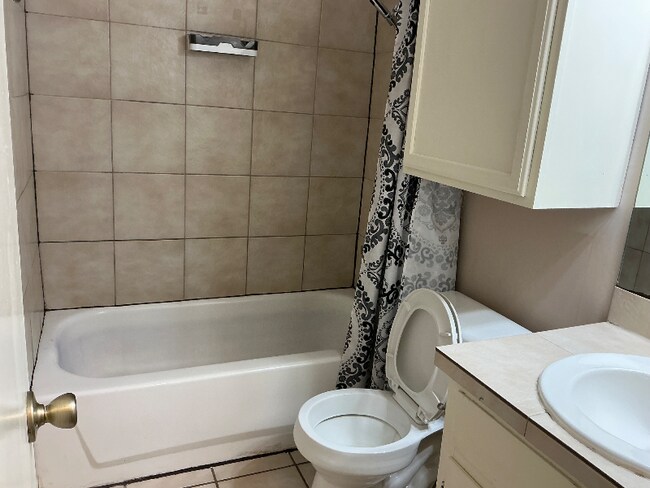 Building Photo - 402 Oakhill Cir