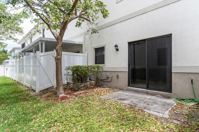 Building Photo - 1170 SW 7th Ct