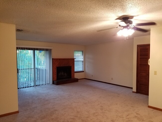 Building Photo - $1450 - 3/2/1 - MOVE IN SPECIAL  - Upstair...