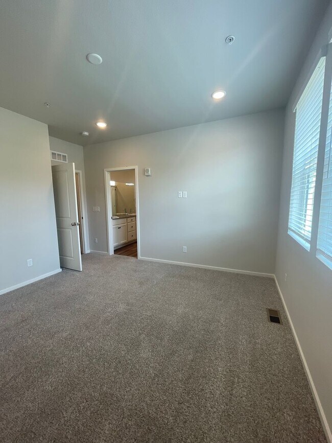 Building Photo - Luxury Condo - Water, Sewer, Basic Internet Included!