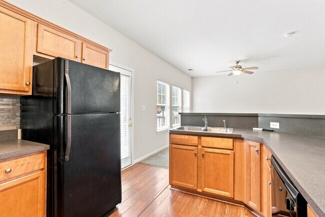 Building Photo - Spacious End Unit Townhome!