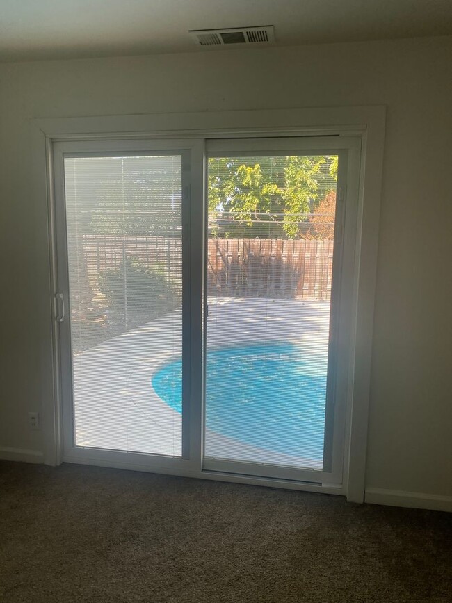 Building Photo - South Redding Home with Pool!