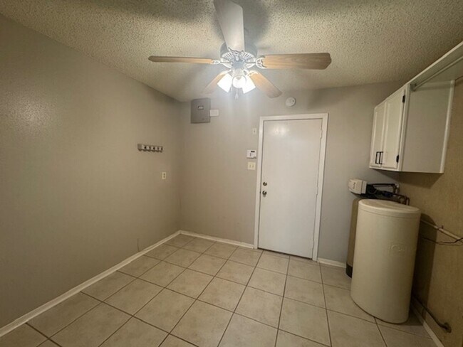 Building Photo - What a Gem! Spacious, Renovated 1-Story Ho...
