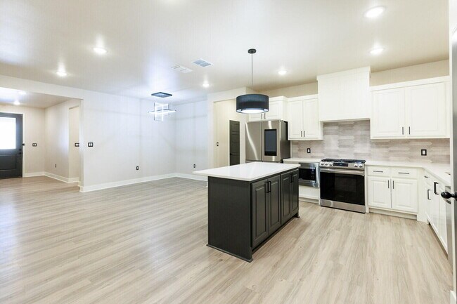 Building Photo - 5825 Grinnell St