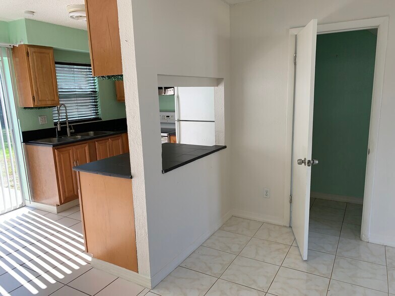 Building Photo - 2138 19th Ave SW