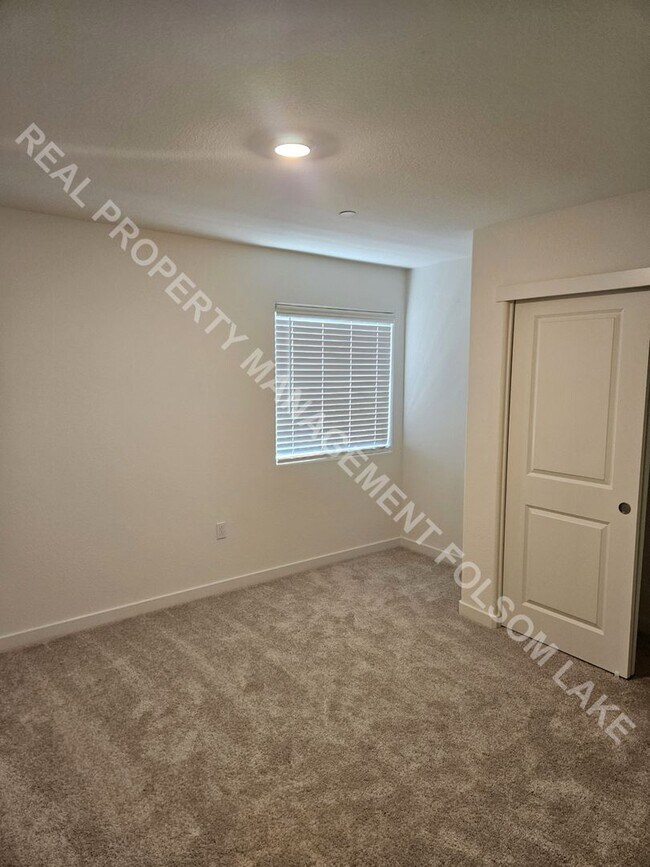 Building Photo - New 3bd 2.5ba home in the Riverblossom at ...