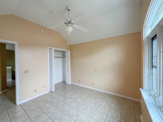 Building Photo - 12010 Shady Springs Rd