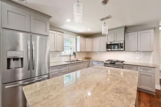 Building Photo - Charming 3BD/2BA Bungalow in Druid Hills!