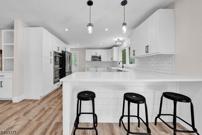 Building Photo - 422 Hollow Rd