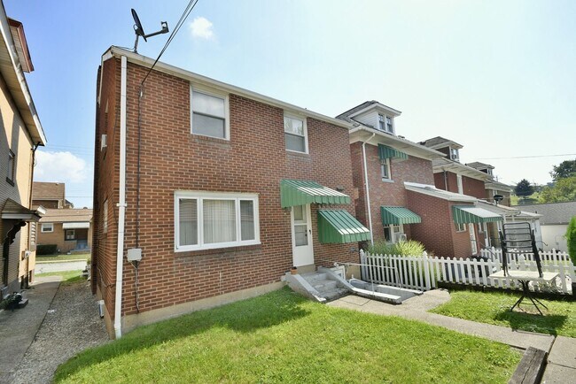 Building Photo - Triplex