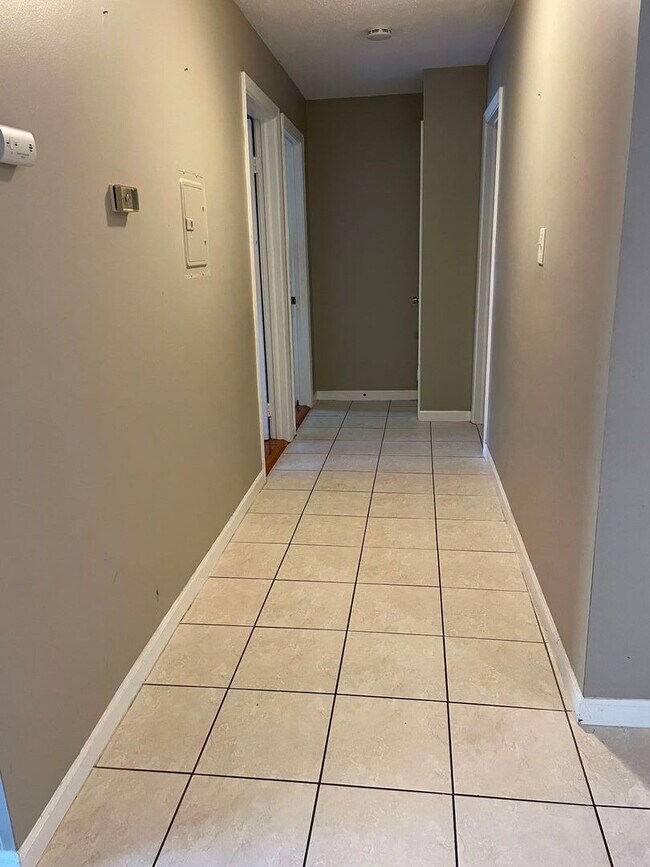 Building Photo - 580 Hill Dr