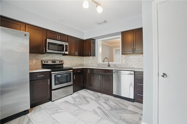 Building Photo - Stylish Townhouse in Prime VA Beach Location!