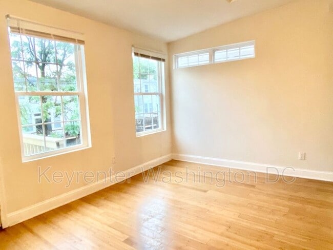 Building Photo - 1204 Holbrook St NE