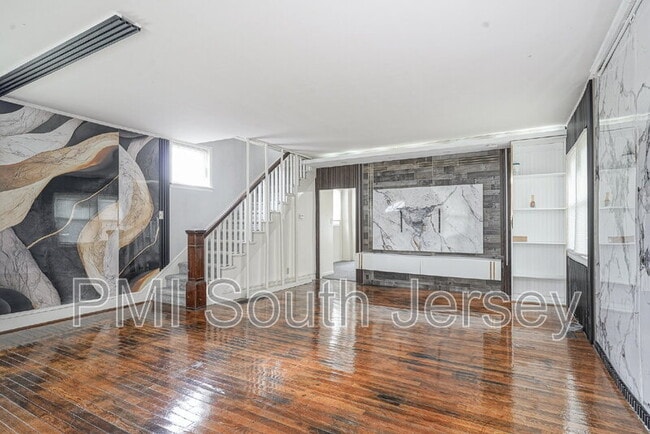 Building Photo - 121 Oak St