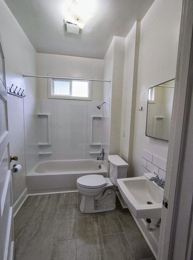Building Photo - Adorable 3 Bedroom 1 Bath Cape Cod Home