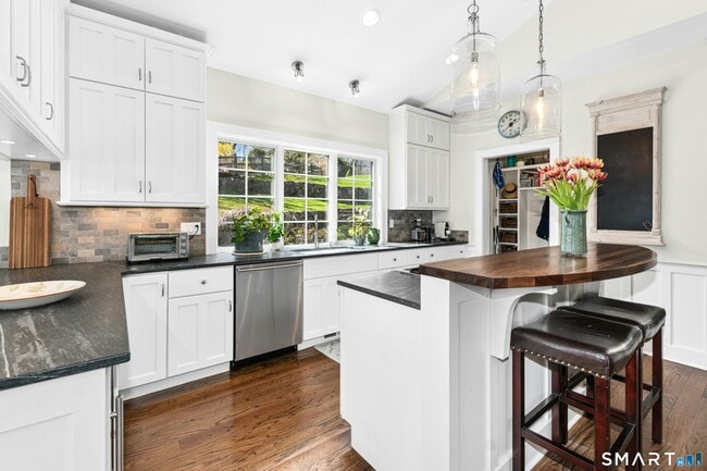 Building Photo - 9 Dancing Bear Rd