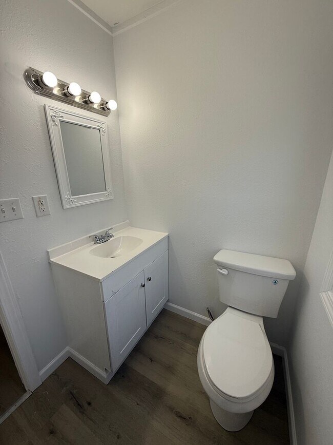 Building Photo - 3 Bedroom 1.5 Bath with BONUS ROOM!!!