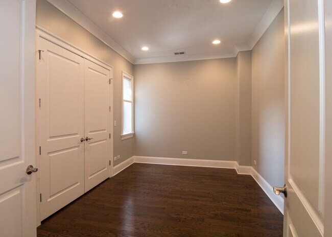 Building Photo - 3849 N Southport Ave