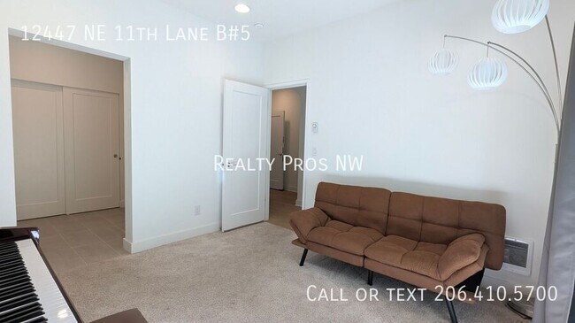 Building Photo - 12447 NE 11th Ln