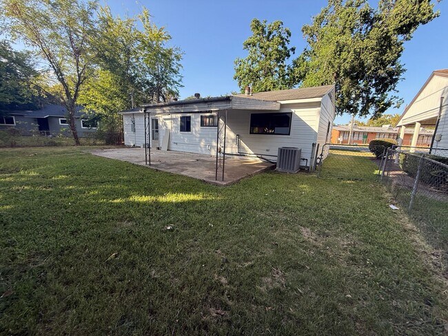 Building Photo - 3002 Inda St
