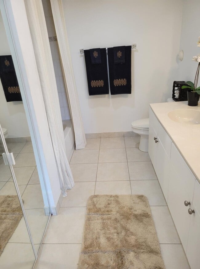 Building Photo - 4401 Crystal Lake Dr