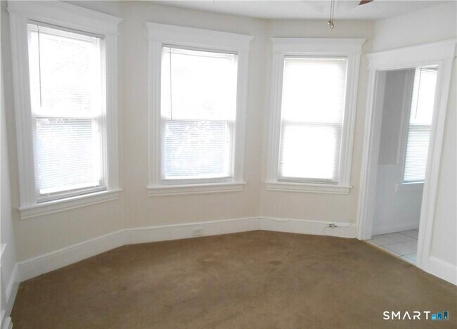 Building Photo - 166 Booth St