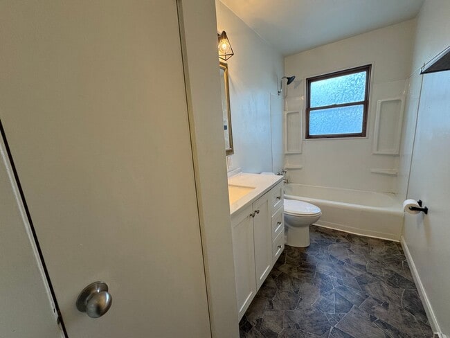 Building Photo - Now Renting in Springfield: 3 Bed and 1 Ba...
