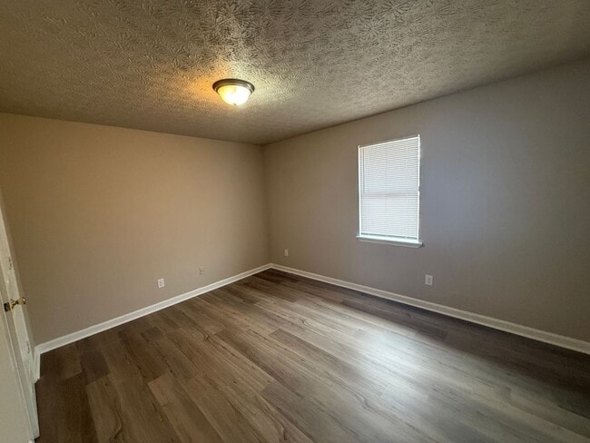 Building Photo - 113/115 Deer Creek Dr