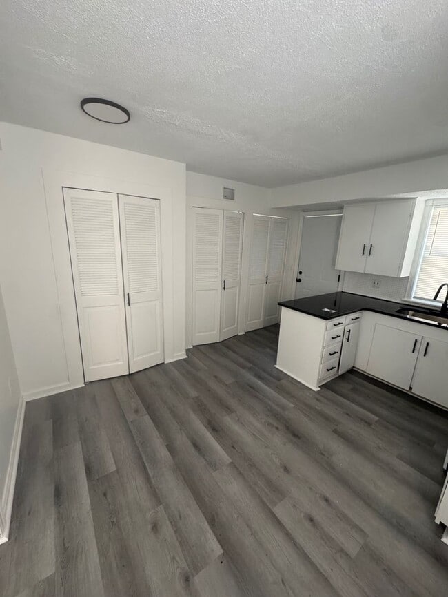 Building Photo - Spacious Two-Bedroom Unit in a Charming Property – Available Now!