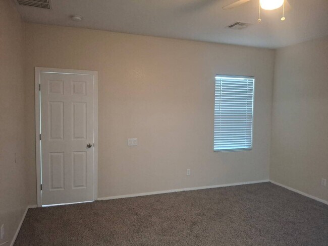 Building Photo - 2820 Dowitcher Ave