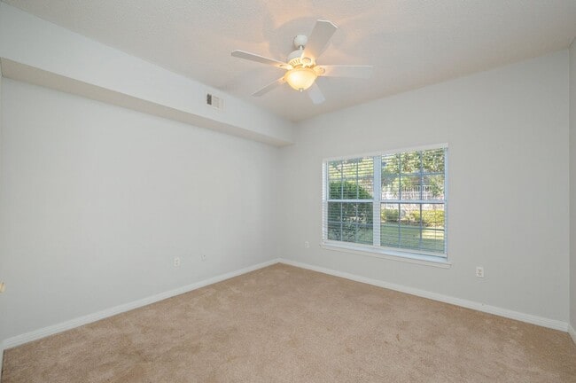 Building Photo - First Floor Oaks Unit!