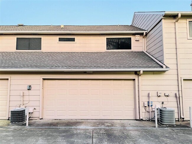 Building Photo - 13892 Hollowgreen Dr