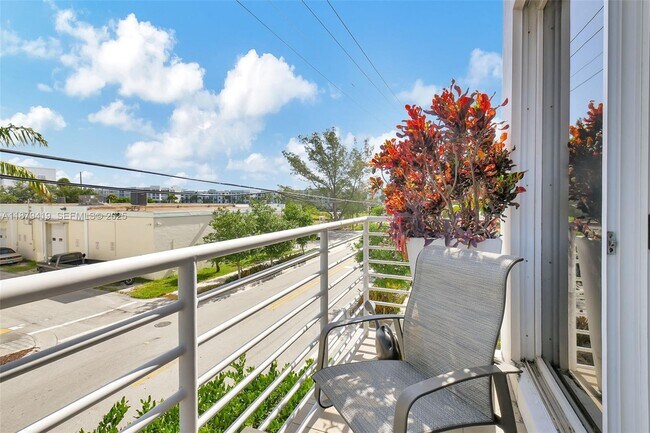 Building Photo - 110 SE 2nd St