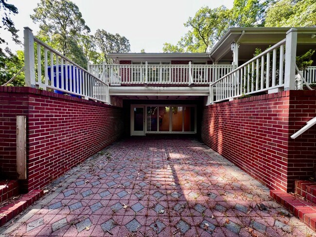 Building Photo - STUNNING home with fully finished BASEMENT!!!