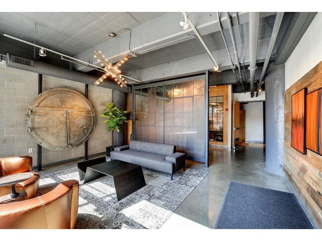 Building Photo - 700 N Washington Ave