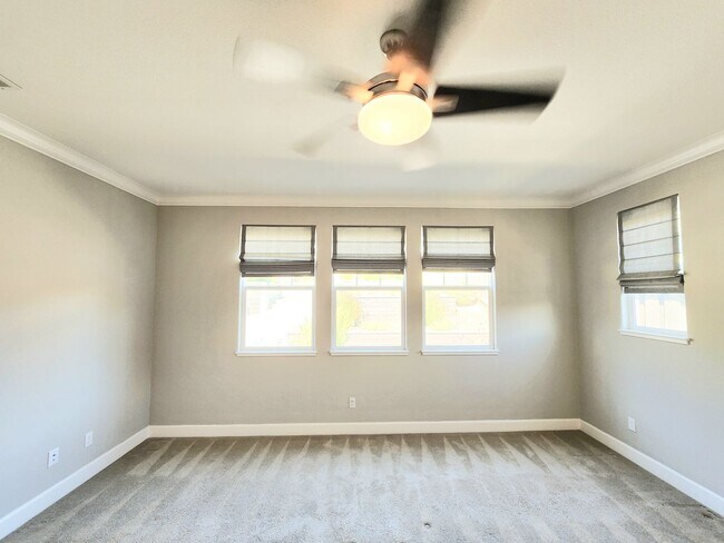 Building Photo - Spacious 5 bedroom house