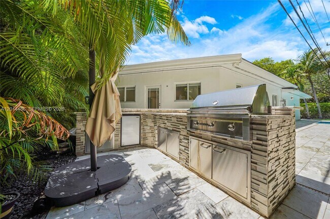 Building Photo - 711 Sunset Dr