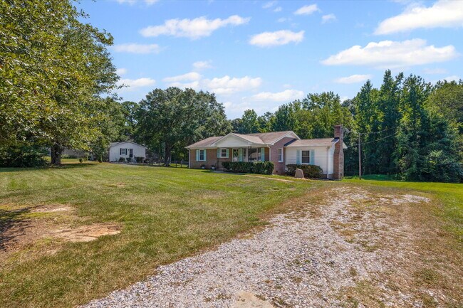 Building Photo - 3 Bedroom / 2 Bathroom Home on .78 Acres
