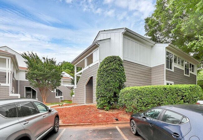 Building Photo - Bright 2BD/2BA Tennis Villa at Lake Norman!