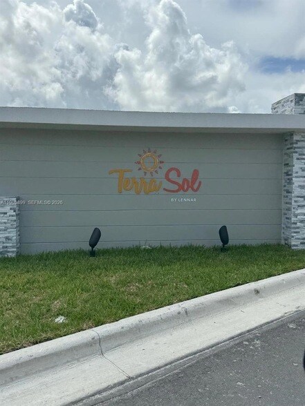 Building Photo - 738 SE 13th Ct