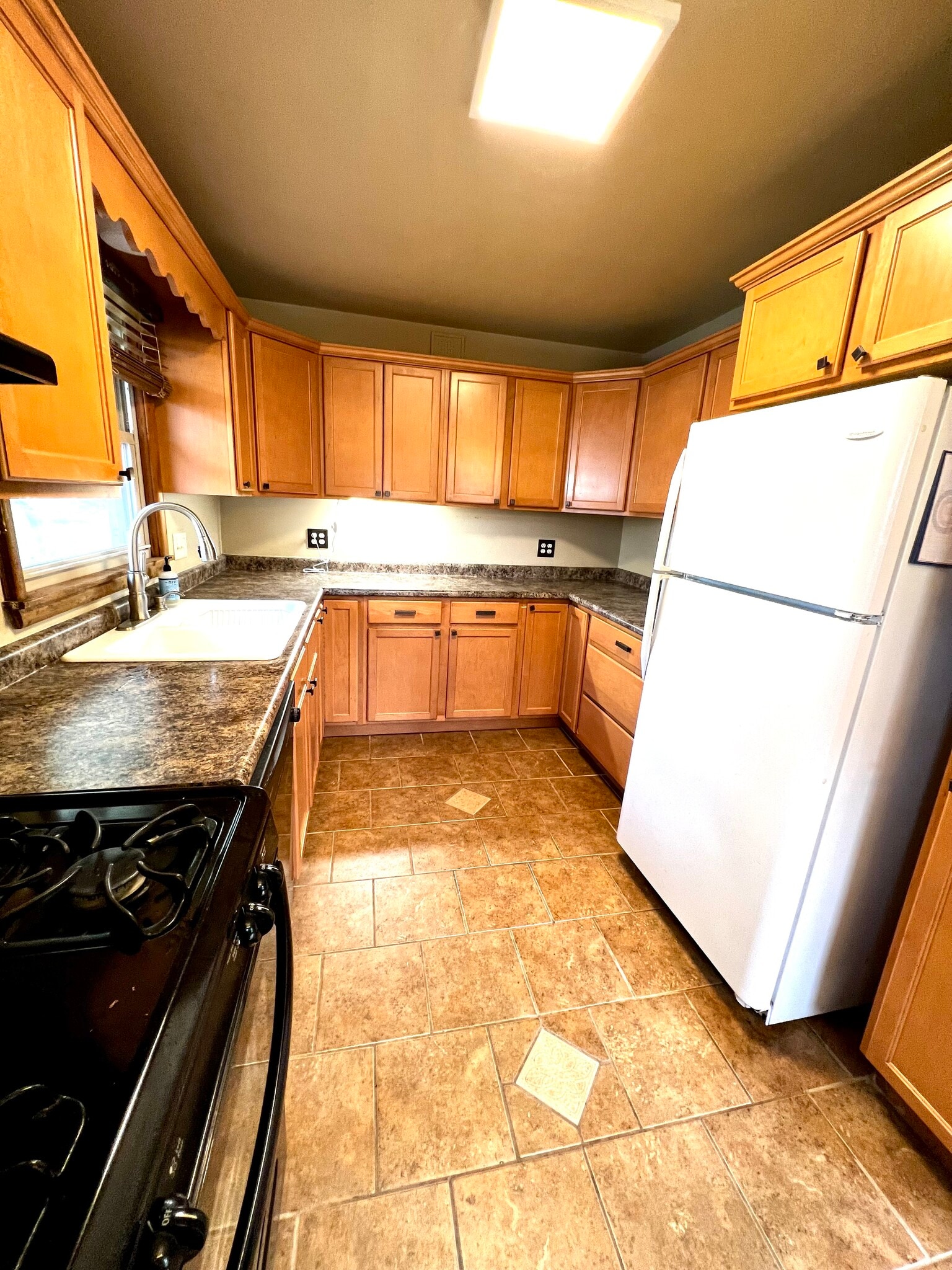 Building Photo - 1160 W Stover St