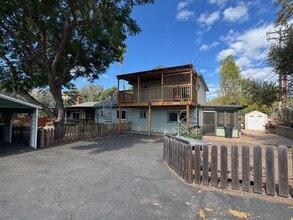 Building Photo - Country Living Close to Everything!