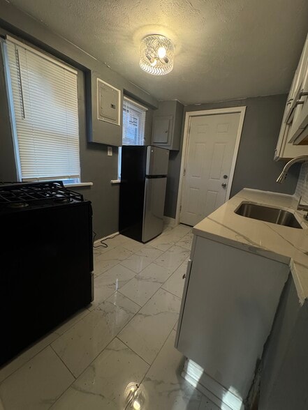 Kitchen - 1563 Maplegrove Rd