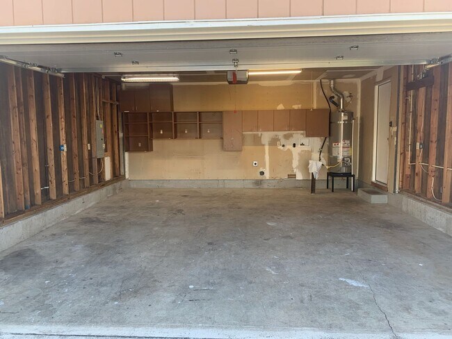 Building Photo - ***Newly Renovated Spacious and Bright 3 B...