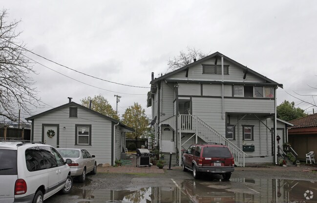 Building Photo - 311 Lakeville St