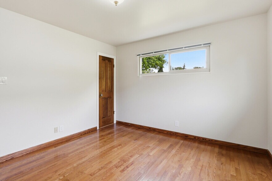 Building Photo - 927 Lorne Way