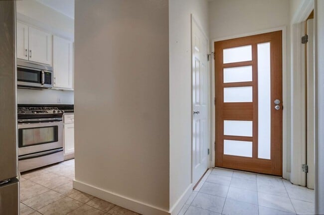 Building Photo - 852 N Poinsettia Pl