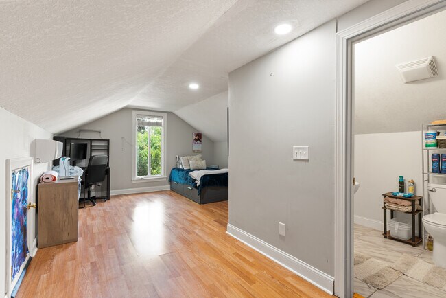 Building Photo - 168 Palmera Ln