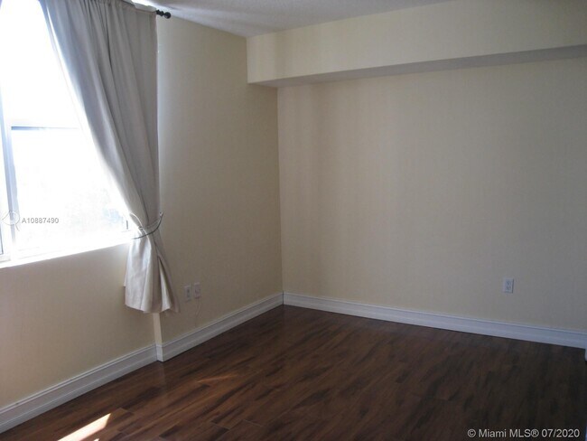 Building Photo - 1555 N Treasure Dr